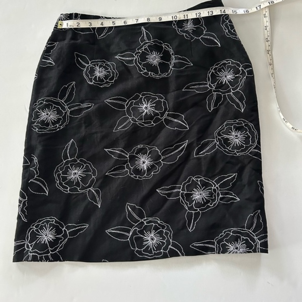 LOFT WOMANS BLACK SIDE ZIP SKIRT WITH WHITE FLOWER EMBROIDERED ABOVE KNEE SIZE 4
